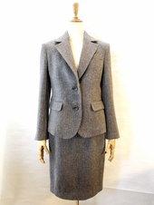 ヘリンボーンのテーラードジャケットとタイトスカートのスーツ