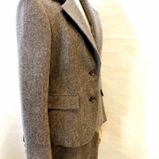 ヘリンボーンのテーラードジャケットとタイトスカートのスーツ