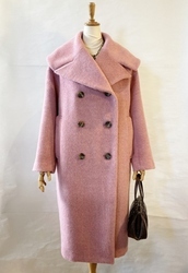 ピンクのシャギーのコートのイメージ